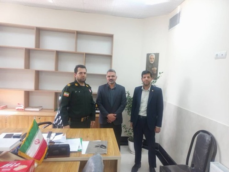 دیدار مدیر بیمارستان شهید ستاری قرچک با رئیس کلانتری ۱۱ قرچک به مناسبت هفته فراجا